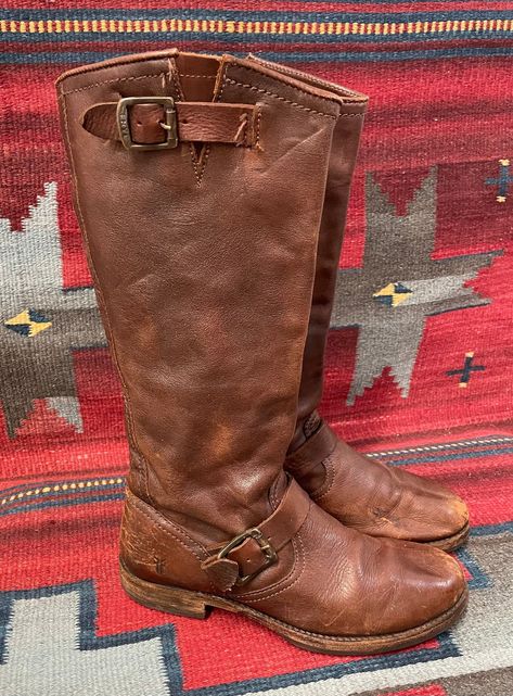 From the magical Red Rock country of Sedona, Arizona, BlackbirdSedona presents to you this vintage pair of ladies Frye tall engineer style buckle boots. They are labeled a Ladies US size 8.5. Frye white label. Brown waxy leather.  Very distressed. Similar New Frye boots retail for $378 and up! These great boots are very well made are in very broken-in vintage condition, which give them lots of character! Condition notes: -They run on the smaller side of an 8 1/2 and probably fit more like an 8. Brown 70s Boots, Fyre Boots, Vintage Brown Boots, Frye Boots Outfit, Fry Boots, Engineer Style, Brown Vintage Boots, Arizona Style, Boots Vintage