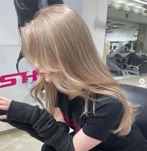 Pelo Color Vino, Layer Cut, Bottle Blonde, Beige Hair, Hairstyle Idea, Hair Color Streaks, Blonde Haircuts, Gorgeous Hair Color, Hairstyles For Layered Hair