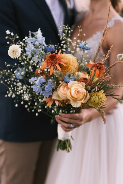 Fall Elopement Bouquet, Fall Wedding Wild Flowers, Wild Flowers Bouquet Wedding, Simple Fall Bridal Bouquet, Rose And Wildflower Bouquet, Woodsy Bouquet, Late Summer Wedding Bouquets, September Wildflower Bouquet, Mountain Wedding Bouquet