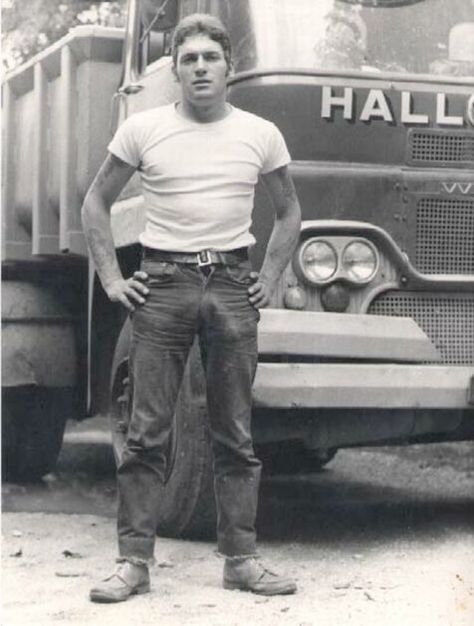 keep on truckin' Men Tumblr, Handsome Older Men, Vintage Muscle, Country Men, Men's Muscle, Guy Pictures, Vintage Men, Mens Jeans, Black And White