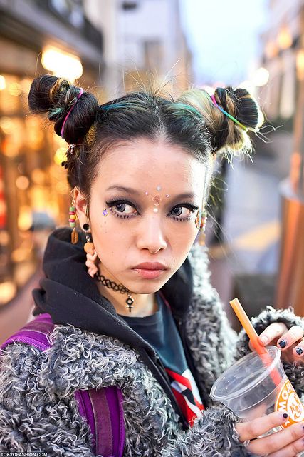 Hirari in Harajuku by tokyofashion (LOVE this look!) Mode Harajuku, Double Buns, Easy Hairstyles For School, Harajuku Girls, Fashion 90s, Tokyo Street Style, Tokyo Street, Tokyo Fashion, Janet Jackson