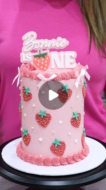 Liz Nicolaou on Instagram: "Strawberry Vintage Cake 🍓  Fresh strawberry cake layers with strawberry swiss meringue buttercream and strawberry jam, all covered in white compound chocolate hybrid ganache  Made using my 6-inch @frostform kit, frost form scraper, and colour mill in hot pink - use code FROSTLOVE10 for 10% off everything at frostform.com checkout   Other tools linked to my amazon storefront-link in bio 💗  #pinkcake #birthdaycake #strawberrycake #frostform #loveisbakeable" Strawberry Design Cake, Strawberry Cake Design, Strawberry Swiss Meringue Buttercream, Frost Form, Compound Chocolate, Buttercream Flowers Cupcakes, Strawberry Vintage, Buttercream Designs, Fresh Strawberry Cake