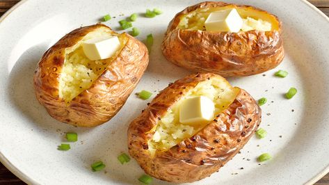 Whether you love sour cream or chili on a baked potato, find out the 2 best methods for reheating those leftover spuds. So easy and delicious! Jacket Potato Recipe, Nigella Lawson Recipes, Jacket Potatoes, Ultimate Grilled Cheese, Jacket Potato, Crescent Roll Recipes, Cheese Casserole, Comfort Dishes, Nacho Cheese