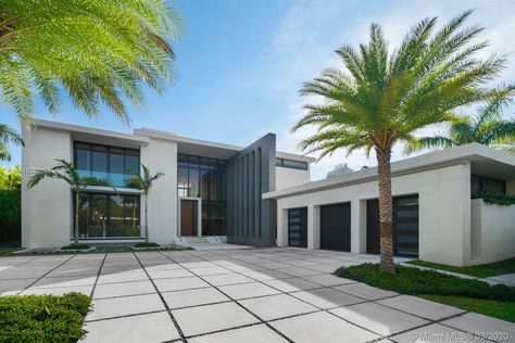 Miami Beach Florida, Waterfront Property, Good House, Waterfront Homes, House Goals, In Ground Pools, Selling House, Alfredo, Miami Beach