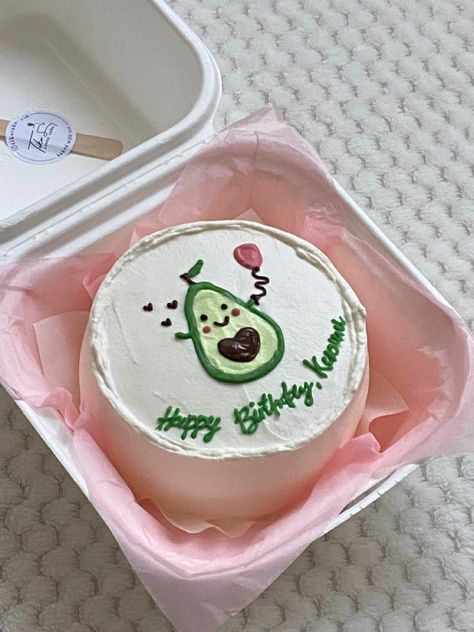 Avocado Birthday Decorations, Avocado Birthday Cake Ideas, Avocado Cake Decoration, Simple Green Cake Designs, Avocado Theme Cake, Cute Avocado Birthday Cake, Avocado Cake Design, Avocado Birthday Cake, Avocado Birthday Party