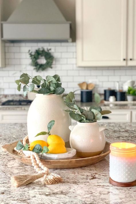 kitchen island decor Island Centerpiece Ideas Kitchen, Ally Kitchen, Kitchen Island Centerpiece Ideas, Kitchen Island Decor Centerpieces, Island Centerpiece Ideas, Island Decorating Ideas, Kitchen Island Decorating Ideas, Island Decor Ideas, Island Centerpiece