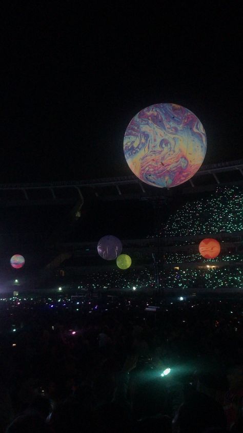 El estadio lleno de gente, miles de luces prendidas, y planetas flotantes van dando vueltas por todo el estadio. Coldplay Phone Wallpaper, Coldplay Wallpaper, Music Of The Spheres, Cold Play, Chris Martin Coldplay, Coldplay Concert, Playlist Covers Photos, Music Club, Concert Aesthetic