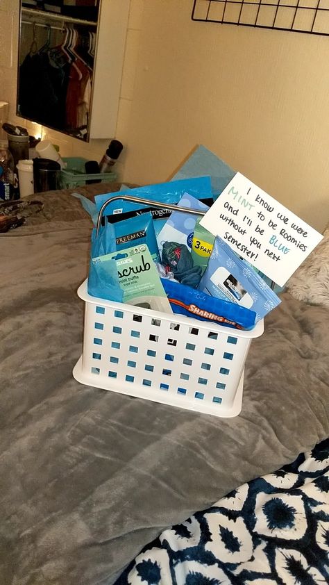 Roomie Gift Ideas, Birthday Gift For Roommate, College Roommate Gift Basket, Cute Roomate Ideas, Roommate Gift Basket, Roommate Gift Ideas College, College Dorm Gift Basket, Roomate Gifts, Gifts For Roommate