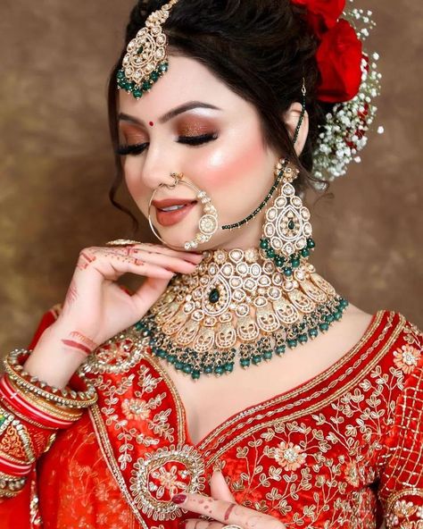 New Dulhan Pose, Bride Fashion Photography, Bridal Makeup Videos, Indian Bride Photography Poses, Indian Bride Makeup, Bridal Blouses, Bride Photos Poses, Bridal Makeup Images, Bridal Eye Makeup