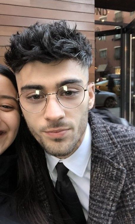 Zayn Undercut, Zayn Malik Glasses, Masculinity Aesthetic, Spectacles Mens, Zaddy Zayn, Zayn Malik Style, Mens Hairstyles Thick Hair, Dreamy Artwork, Fav Celebrities