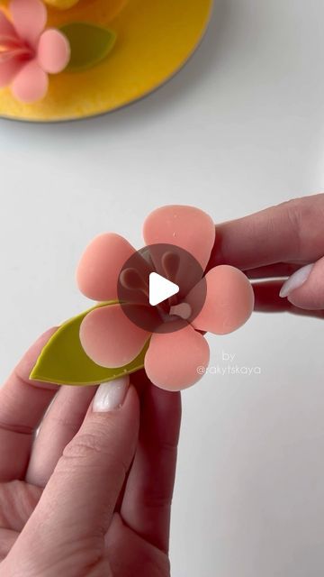 Flowers Made From Chocolate, Chocolate Flowers Diy, Modeling Chocolate Decorations, How To Make Chocolate Flowers, Modeling Chocolate Flowers, Chocolate Flower Cake, Chocolate Template, Chocolate Modeling, Garnish Ideas