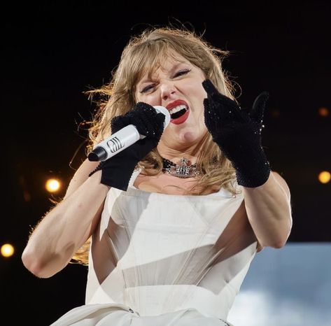 Taylor Swift Pfp Tortured Poets, Taylor Swift Laughing, Taylor Swift Reaction Pics, Taylor Swift Twitter Header, Icons Taylor Swift, Eras Tour Icons, Taylor Swift Jokes, London Night, Taylor Swift Funny