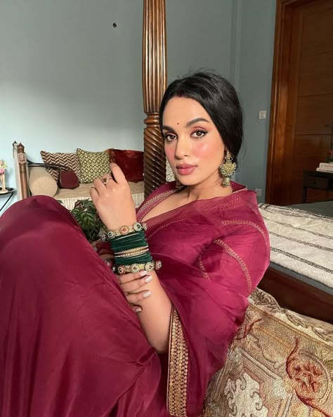 Star Themed Outfits, Neha Singh, Apply Lipstick, Simple Saree Designs, Fancy Sarees Party Wear, Casual Indian Fashion, Indian Saree Blouses Designs, Desi Fashion Casual, Indian Fashion Saree