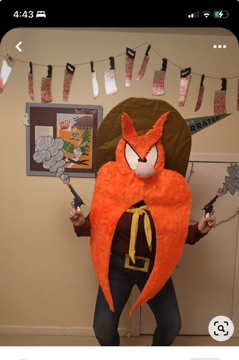 Daffy Duck Costume Diy, Yosemite Sam Costume, Looney Tunes Costume, Cartoon Characters Costumes Ideas, Clever Halloween, Mascaras Halloween, Clever Halloween Costumes, Yosemite Sam, Homemade Halloween Costumes