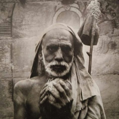 Rare Pictures of Maha Periyava – Sage of Kanchi Kanchi Periyava, Kali Picture, Mahavatar Babaji, Hd Dp, Hara Hara, Divine Art, Lord Balaji, Ganesha Pictures, Devotional Quotes