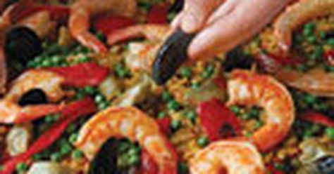 These tips and techniques will ensure an authentic, delicious paella. Paella Recipes, Chorizo Chicken, Shrimp Meals, Couscous Dishes, Paella Recipe Seafood, Mediterranean Cooking, Spanish Paella, Seafood Paella, Paella Recipe