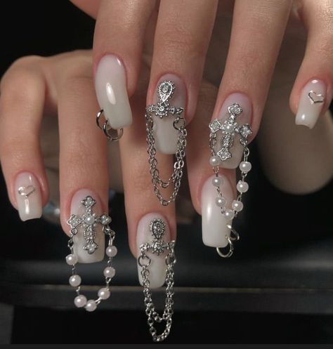 Nails With Chains, Gothic Nails, Grunge Nails, Really Cute Nails, Bling Acrylic Nails, Kawaii Nails, Fire Nails, Dream Nails, Funky Nails