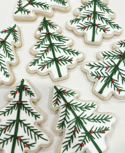 Christmas Sugar Cookies Decorated, Cute Christmas Cookies, Royal Iced Cookies, Sugar Cookie Royal Icing, Winter Cookie, Sugar Cookie Designs, Christmas Tree Cookies, Fancy Cookies, Xmas Cookies