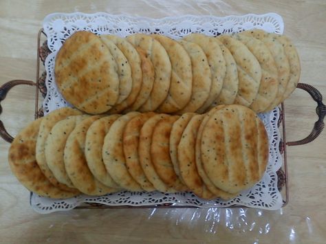 Egyptian Seasoned Countryside Bread (Koras) Barley Cakes Recipe, Egyptian Bread Recipe, Barley Bread Recipe, Barely Bread, Egyptian Bread, Barley Recipe, Barley Flour, Ramadan Recipes, Flour Recipes