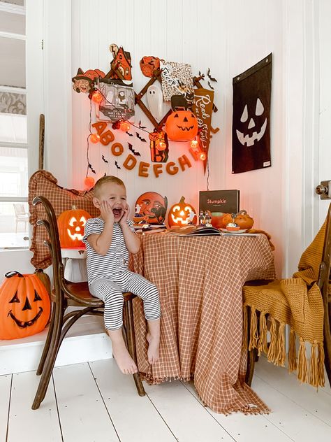 Kids Table Decorations, Spooky Cupcakes, Cozy White Cottage, Halloween Week, Liz Marie, Liz Marie Blog, Cottage Farm, Christmas Mantel Decorations, Kids Table