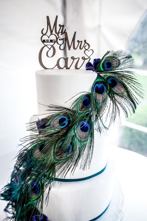 Elegant Peacock Wedding Theme, Peacock Decor Wedding, Peacock Birthday Party Decorations, Peacock Cake Ideas, Peacock Theme Cake, Wedding Cake Peacock, Peacock Wedding Decor, 1920s Wedding Cake, Feather Wedding Cake