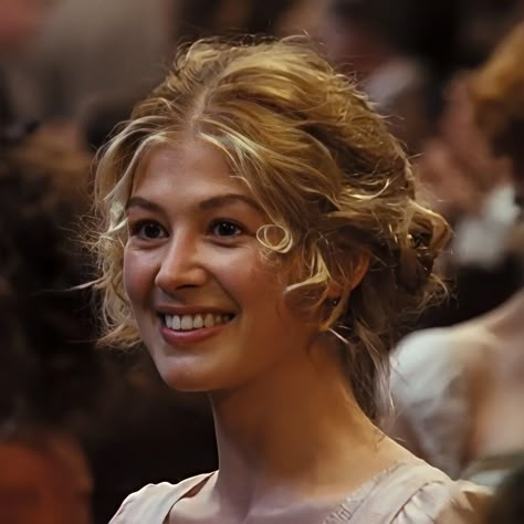 Jane Bennet- Pride and prejudice Jane Pride And Prejudice Rosamund Pike, Jane From Pride And Prejudice, Elizabeth And Jane Bennet, Jane Bennett Hair, Jane Bennet Hair, Jane Bennett Aesthetic, Jane Bennet Aesthetic, Modern Elizabeth Bennet Aesthetic, Rosamund Pike Pride And Prejudice