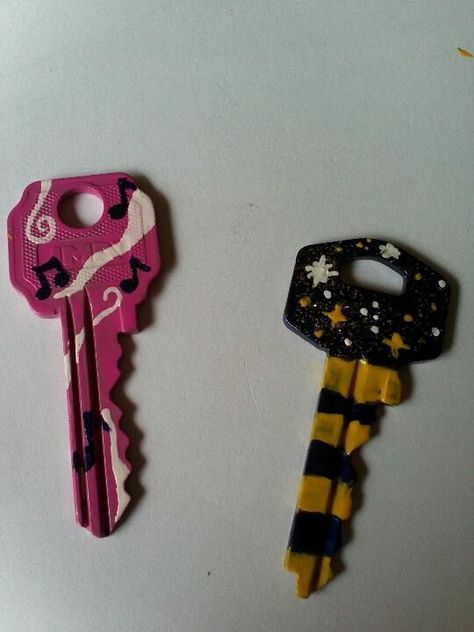 http://creaxionesart.blogspot.com.es/ Paint Keys, Locker Decorations, Key Design, Key Chain, Personalized Items, Key, Chain, Quick Saves, Design