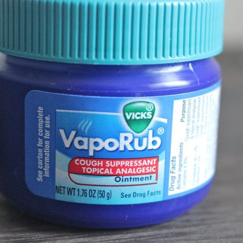 How to Apply Vicks to Toenail Fungus