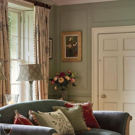 Homes & Gardens on Instagram: "Timeless English style designed by Susie Watson and celebrating hand-made. Creating a home that is elegant, welcoming and stylish, yet relaxed and informal enough to serve the needs of everyday family life. A space to endlessly enjoy. #susiewatsondesigns #interiors #interiordesign #homedecor #livingroom #spring #springinteriors #home #homeinspo #luxury" Susie Watson Designs, Georgian Living Room, Country House Living Room, Bungalow Living Room, Panel Walls, Living Room Panelling, Luxurious Living Rooms, Susie Watson, Spring Interiors