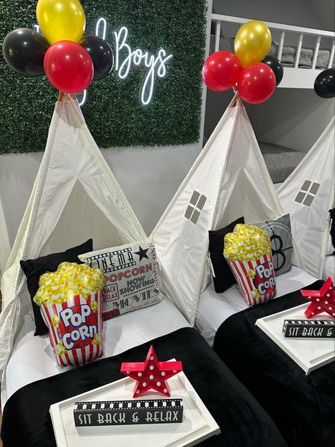 Pee Movie, Movie Night Party Theme, Night Party Theme, Movie Night Sleepover, Tent Sleepover, Balloon Inspiration, Sleepover Tents, Hockey Bedroom, Movie Night For Kids