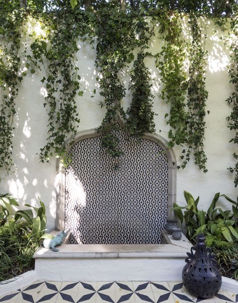 10 Garden Ideas to Steal from Spain Fountain Tile, Los Angeles Garden, Spanish Courtyard, Moroccan Garden, Outdoor Wall Fountains, Riad Marrakech, Modern Fountain, Spanish Garden, Fountains Backyard