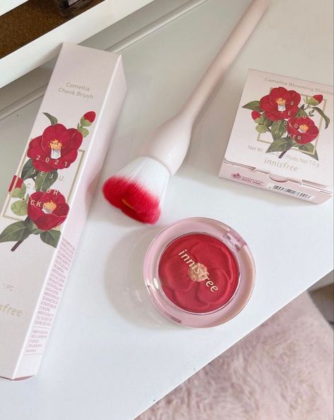 Makeup On Counter Aesthetic, Pretty Makeup Products Aesthetic, Fancy Makeup Products, Kawaii Makeup Products, Coquette Makeup Products, Pretty Makeup Products, Vintage Makeup Products, Cute Makeup Products, Kawaii Skincare