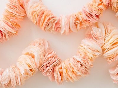 Turn some plain old coffee filters into a pretty decoration. Coffee Filter Garland, Diy Coffee Filter, Clever Coffee, Coffee Filter Crafts, Deco Champetre, Deco Rose, Diy Event, Food Dye, Coffee Filters