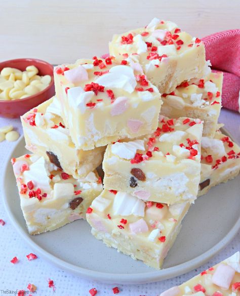 Eton Mess Rocky Road - The Baking Explorer The Baking Explorer, Nutella Rice Krispie Treats, White Chocolate Rocky Road, Tiffin Recipes, Easy Bakes, Cheesecake No Bake, Rocky Road Recipe, Whipped Cream Desserts, British Desserts