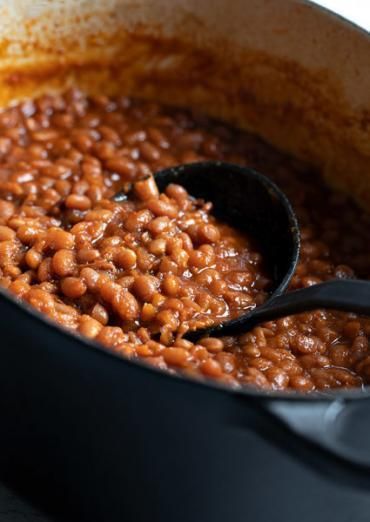 Classic homemade Boston-style baked beans, flavoured with molasses and cooked low and slow with bacon and onion. Homemade Baked Beans Recipe, Baked Beans From Scratch, How To Make Beans, Baked Beans With Bacon, Homemade Baked Beans, Boston Baked Beans, Cooking Dried Beans, Baked Bean Recipes, How To Cook Beans