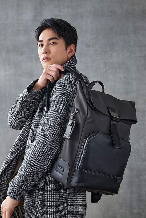 Men Backpack Fashion Style, Person With Backpack, Tumi Backpack, Mens Backpack Fashion, Keita Machida, Gq Mens Style, Premium Luggage, Preppy Man, Travel Accessories For Men