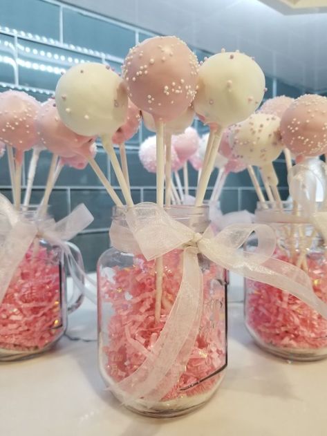 #cakepops #babyshower #babygirl #partyideas Cake Pop Presentation, Pink Desserts Aesthetic, Pink Baby Shower Cake Pops, Boho Cakepops, Pink And White Baby Shower Ideas, Girl Baby Shower Food, Protein Cake Pops, Baby Shower Nena, Oatmeal Protein