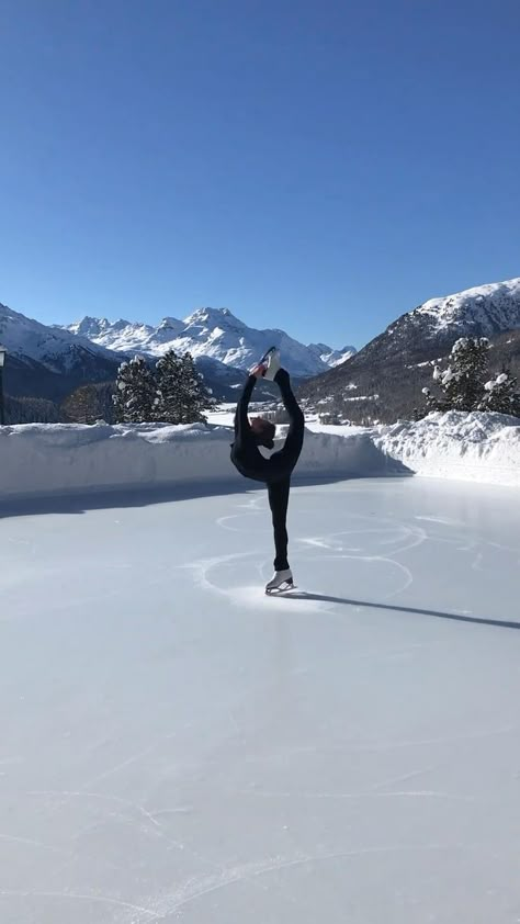 Ice Skating Videos, Figure Ice Skates, Figure Skating Outfits, Ice Skating Outfit, Skate 3, Skating Aesthetic, Ice Skating Rink, Skating Rink, Sports Aesthetic