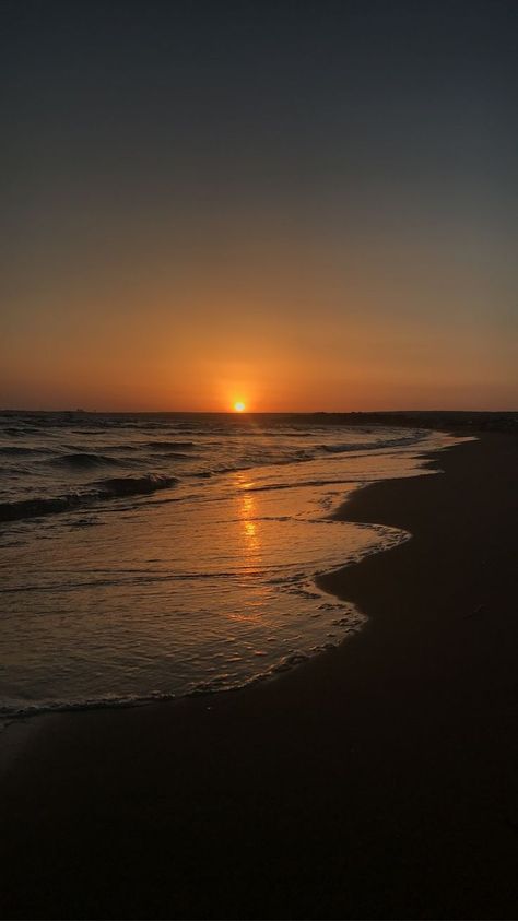 Sea Sunset Aesthetic, Sea Beach Photography, Sunset On Sea, Sea Beach Aesthetic, Beach Sunset Pictures, Sunset Aesthetic Beach, Sunset Beach Photos, Sun Vibes, Sea And Sunset