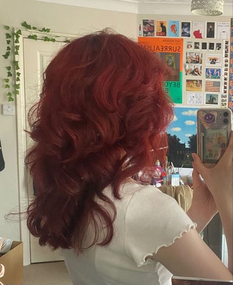 Hair Shaggy Layers, Mid Length Red Hair, Red Hair Layers, Pelo Color Vino, Shaggy Layers, Deep Red Hair, Cherry Red Hair, Wine Red Hair, Red Hair Inspo