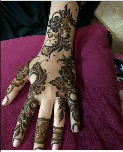 Beautiful dubai back hand mehndi designs 😍😍 Back Hand Flower Mehndi Designs, Back Hand Flower Mehndi, Mehndi Digain, Flower Mehndi Designs, Baby Mehndi, Beautiful Dubai, Khafif Mehndi, Flower Mehndi, Rajasthani Mehndi