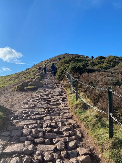 Edinburgh Hikes, Edinburgh Arthur's Seat, Edinburgh Scotland Summer, Edinburgh Scotland Aesthetic Summer, Scotland Activities, Summer Edinburgh, Edinburgh Spring, Spring Scotland, Getaway Aesthetic