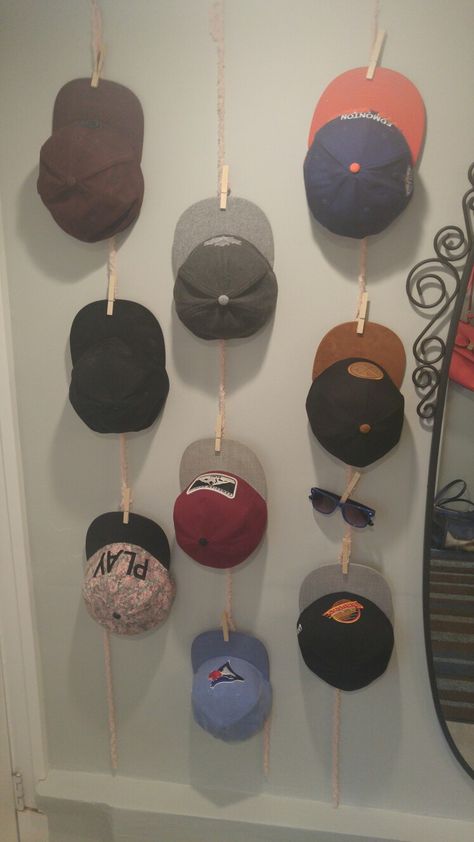 Easy way to display Snapbacks on the wall with clothespins. Photo Wall Display, Gaming Pc, Crafty Craft, Photo Displays, Clothes Pins, Wall