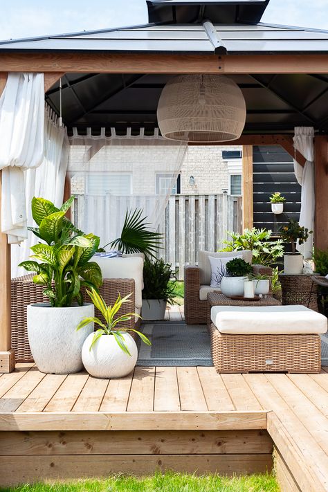 Styling Patio Outdoor Spaces, Chic Outdoor Patio Ideas, Bali Patio Ideas, Spring Patio Ideas, Minimalist Patio Ideas, Coastal Backyard Ideas, Boho Backyard Decor, Florida Patio Ideas, Outdoor Spaces Backyards