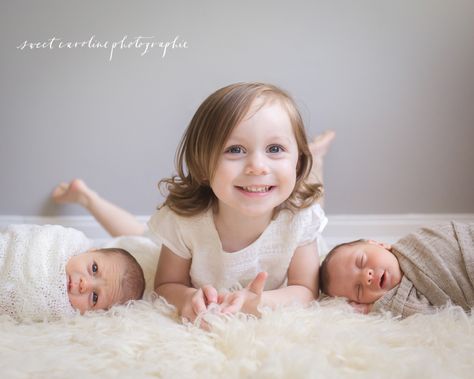 Twins With Older Sister, Newborn Twin Photography With Older Sibling, Twin And Sibling Photography, Family Photoshoot With Newborn Twins, Newborn Twin Photos With Siblings, Twins And Sibling Photography, Twins Newborn Photoshoot With Siblings, Twin Newborn Photography With Siblings, Twin Newborn Photography