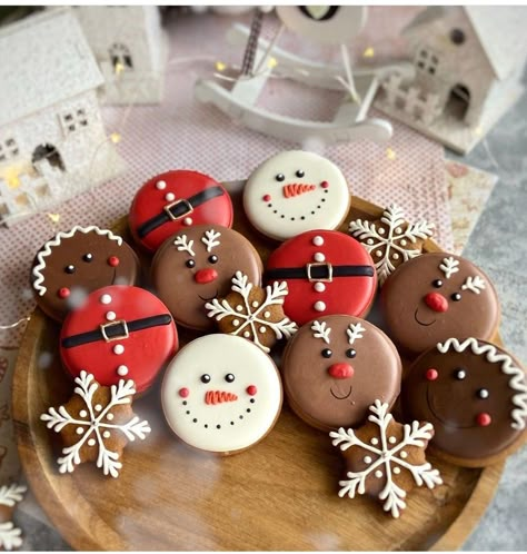 Round Santa Cookies, Round Christmas Sugar Cookie Designs, Christmas Cookies Design Ideas, Biscuit Decoration Ideas, Oreo Santa, Christmas Cookies Santa, Homemade Christmas Cake, Decorated Christmas Cookies, Christmas Cookies Packaging