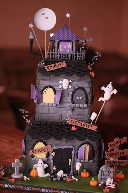 Sunday Sweets: Halloween Cuteness! cake Haunted House Halloween Cake, Buffet Halloween, Haunted House Cake, Biscuits Halloween, Menu Halloween, Super Torte, Halloween Torte, Pasteles Halloween, Cake Wrecks