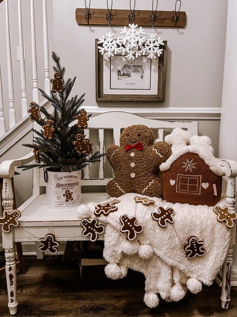 Gingerbread Christmas Tree, Christmas Dreaming, Gingerbread Christmas Decor, Cozy Christmas Decor, Gingerbread Decorations, Christmas Themes Decorations, Christmas Bedroom, Christmas Inspo, Christmas Room