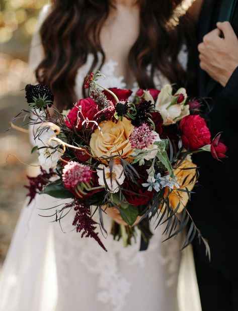 Fleur Harry Potter, Moody Wedding Bouquet, October Flowers, Harry Potter Wedding Theme, Burgundy Bouquet, Festa Harry Potter, Theme Harry Potter, Harry Potter Style, Harry Potter Wedding