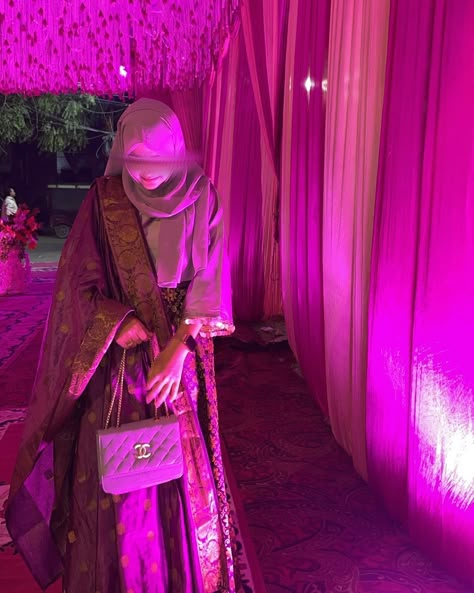 muskurahatein woh chehre pe woh lafzon ki kami🎀 [Desi aesthetic, desi hijarbie, desi attire, wedding look, pink aesthetic, lavender aesthetic, trending, for you page, explore page, girls aesthetic ] #desiaesthetic #desilook #pinkaesthetics #lavenderaesthetic #purpleaesthetic #weddingaesthetic #desigirl #girlaesthetic #trendingaudio #fyppp #explorepages #pookie #girlygirly Aesthetic Desi Food, Aesthetics Drawing, Aesthetic Lavender, Desi Attire, Hands Aesthetic, Dining Furniture Makeover, Bff Hands Aesthetic, Lavender Aesthetic, Stylish Photo